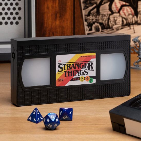 Stranger Things: VHS Logo Light - Kliknutím na obrázek zavřete