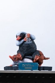 Fantastic Beasts Life-Size Socha Niffler 2 22 cm