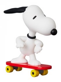 Peanuts UDF Series 17 mini figurka Skateboard Snoopy 7 cm